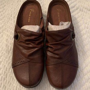WEAR EVER  CLOGS BROWN SIZE 9.5M